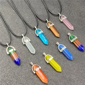 Colliers hexagonaux colorés avec pendentifs en pierre naturelle et cordons noirs