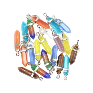 Pendentifs hexagonaux en pierre œil de chat colorés avec fermoirs en métal argenté en groupe