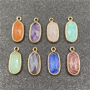 Set di otto ciondoli in pietre preziose sfaccettate multicolori con bordi in metallo dorato