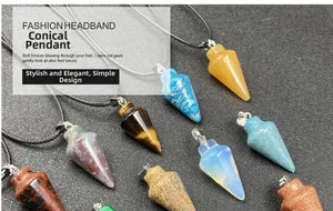 Détail macro de pendentifs coniques en œil de tigre et opale sur fond texturé sombre