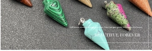 Vue détaillée de plusieurs pendentifs coniques en cristal coloré avec fermoirs en métal argenté
