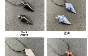 Détail des pendentifs en cristal coniques en agate noire et pierre à points bleus