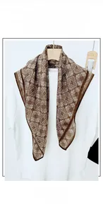Détail de la texture en coton-lin et du motif ethnique vintage sur le foulard carré