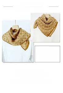 Détail d'un carré de soie jaune gingembre avec motifs floraux rétro sur un cintre en bois