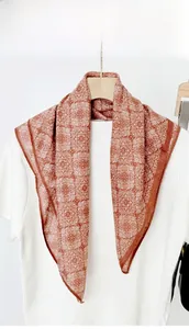 Détail du motif géométrique rétro rouge brique sur un foulard carré vintage