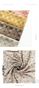 Détail de la texture douce et des motifs paisley d'une écharpe en imitation cachemire rétro