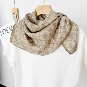 Carré de soie élégant pour femme avec imprimé paisley vintage et style ethnique chic