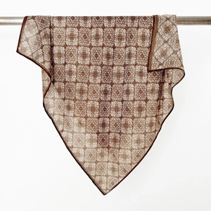 Carré de soie vintage avec imprimé géométrique marron et crème, drapé élégant