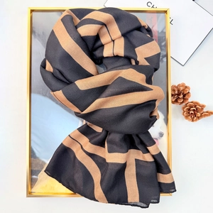 Lightweight scarf with geometric stripes in black and khaki for women daily wear