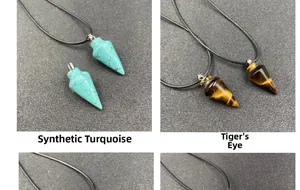 Détail des pendentifs en turquoise synthétique et œil de tigre en forme de cône