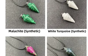 Gros plan de pendentifs cônes hexagonaux en malachite et turquoise sur cordon noir