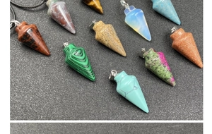 Pendentifs coniques en pierres précieuses comme l'oeil de tigre et malachite avec clips