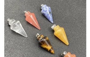 Détail de pendentifs en cristal conique multicolore avec attaches en argent