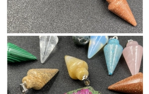Gros plan de pendentifs coniques en pierres naturelles avec des fermoirs en métal argenté