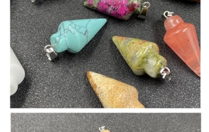 Gros plan de pendentifs en cristal en forme de cône avec textures en spirale et fermoirs