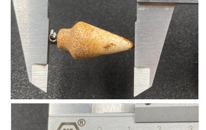 Vue détaillée mesurant la longueur du pendentif en pierre naturelle avec un pied à coulisse