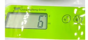 Vue détaillée du panneau de commande d'une balance numérique verte avec écran LCD
