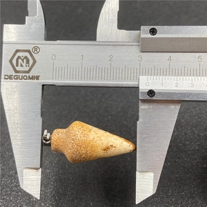 Pendentif conique en œil de tigre mesurant 31mm sur un pied à coulisse