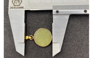 Detail showing measurement of the light green round jade pendant with gold plating rim