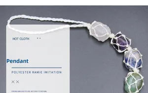Nahaufnahme eines handgewebten Anhängers mit Naturkristallen in weißem Netzgeflecht