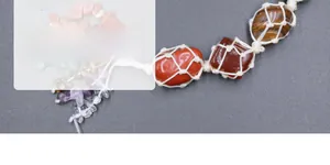 Detail der handgewebten Netztasche mit verschiedenen bunten Natur-Rohsteinen und Kristallen