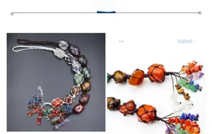 Detail eines handgefertigten Chakra-Stein-Anhängers mit gewebtem Netz und Quasten