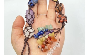 Detail eines handgewebten 7 Chakra Naturstein Anhängers mit geflochtenem Netzdesign