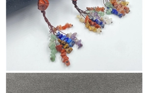 Makroaufnahme von buntem Naturstein-Quastenanhänger mit Amethyst und Lapislazuli