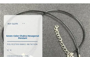 Nahaufnahme der schwarzen Wachskordelkette mit Karabinerverschluss und Verlängerungskette