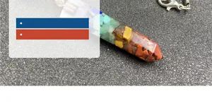 Makro-Detail des sechseckigen Chakra-Anhängers aus geschichteten Naturkristallsteinen