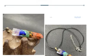 Detailansicht eines hexagonalen Chakra-Kristallanhängers mit bunter Steinfüllung
