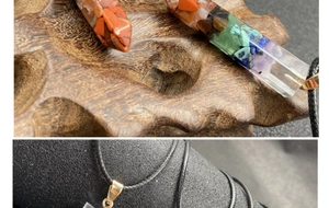 Detailansicht von hexagonalen Chakra-Kristallanhängern aus Harz mit goldenen Verschlüssen