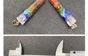 Maßangabe des 7-Chakra-Kristall-Harz-Anhängers in Sechseckform mit goldener Aufhängung