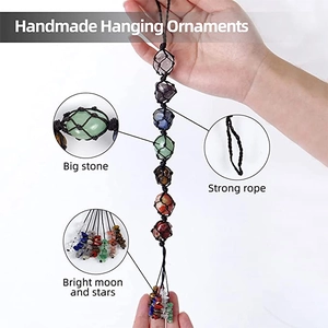 Handgefertigter Chakra-Wandbehang mit sieben Natursteinen und gewebtem Maschenseil