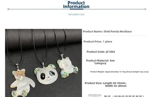 Détail du pendentif panda en nacre avec cordon noir et effets de nacre irisée