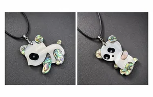 Détail d'un pendentif panda en nacre blanche et coquillage abalone aux reflets irisés