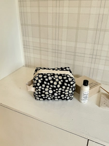 Portable large capacity canvas makeup bag with daisy print and convenient handle strap