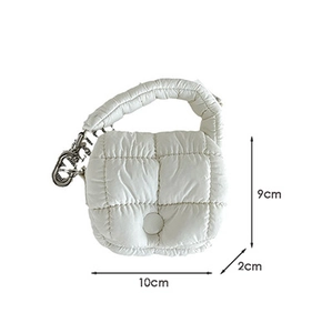 Mini borsa trapuntata bianca con moschettone e dimensioni 10x9x2cm per auricolari