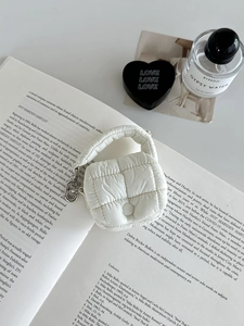 Mini portamonete trapuntato bianco e custodia per auricolari con anello su libro