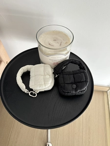 Mini ciondoli per borsa trapuntati a sbuffo in nero e bianco crema con moschettoni argento