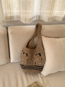 Détail de la fleur crochetée à la main sur le sac fourre-tout tissé pour les vacances d'été