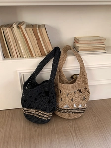 Détail de sacs fourre-tout au crochet en noir et kaki avec motifs floraux ajourés