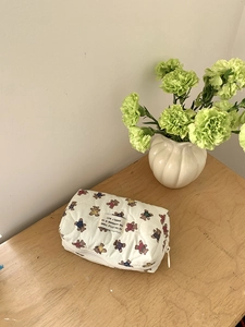 Vue détaillée du sac à cosmétiques blanc matelassé avec des motifs d'oursons mignons