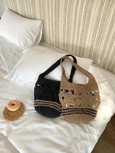 Détail de sacs fourre-tout au crochet bohème avec motifs floraux en noir et kaki