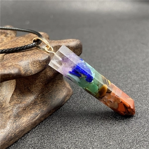 Chakra-Anhänger Halskette mit bunten Naturkristallen, Hex-Säule aus Harz mit schwarzer Kordel