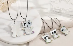 Détail du pendentif panda en nacre blanche et détails irisés en nacre d'abalone
