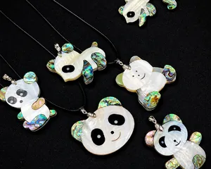 Détails de pendentifs panda en mosaïque de nacre blanche et d'abalone sur cordons noirs