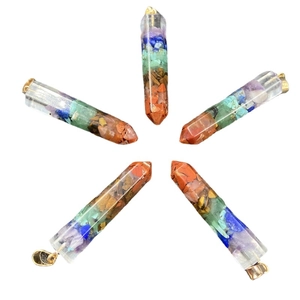 Set mit sieben Chakra-Naturkristallsteinen, sechseckige Säulenanhänger mit Goldverschlüssen