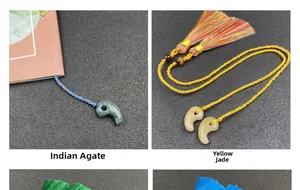 Detailansicht der Magatama-Anhänger aus indischem Achat und Topas mit seidigen Quasten