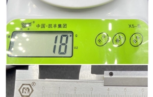 Détail du pendentif panda en coquillage pesant 18g et mesure de taille au pied à coulisse